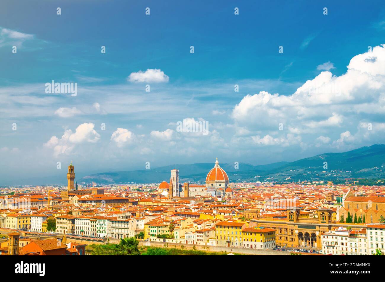 Top-Luftaufnahme von Florenz Stadt mit Duomo Cattedrale di Santa Maria del Fiore Kathedrale, Gebäude Häuser mit orange-rot gefliesten Dächern und Stockfoto