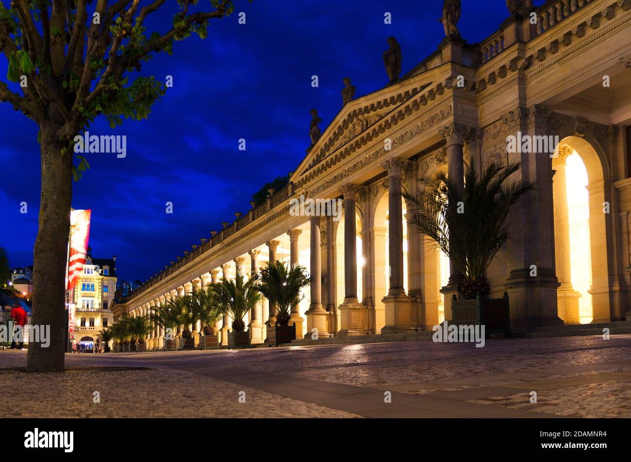 Die Mühlenkolonnade Mlynska kolonada Neo-Renaissance-Gebäude mit Säulen und heißen Quellen in Kurstadt Karlovy Vary Karlsbad historischen Stadtzentrum, Nacht Abendblick, Westböhmen, Tschechische Republik Stockfoto