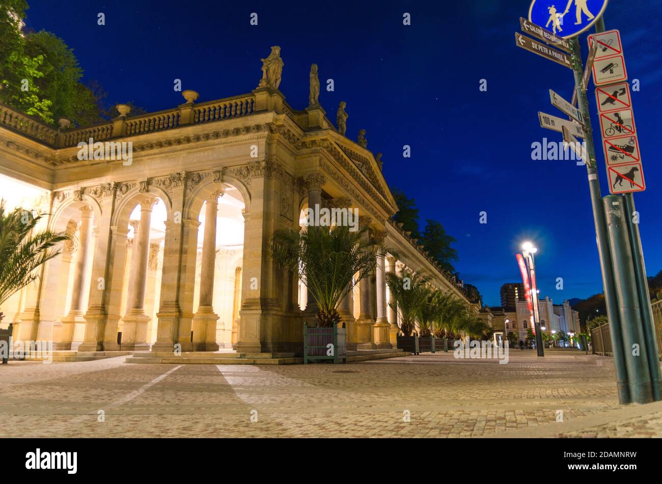 Die Mühlenkolonnade Mlynska kolonada Neo-Renaissance-Gebäude mit Säulen und heißen Quellen in Kurstadt Karlovy Vary Karlsbad historischen Stadtzentrum, Nacht Abendblick, Westböhmen, Tschechische Republik Stockfoto