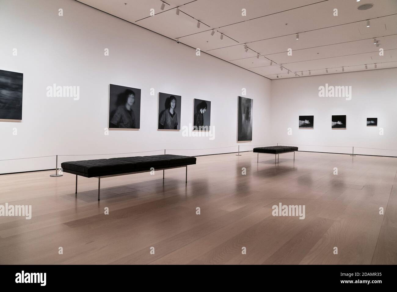 Installationsansicht der Galerie mit Werken von Gerhard Richter mit Bildern von Mitgliedern der Roten Armee Fraktion (RAF), einer radikal gewalttätigen linken Organisation, die Ende der 1960er Jahre in der Bundesrepublik aktiv war, während der Eröffnung der ersten Herbstenthüllung des MoMA. 18 neue Galerien mit Werken aus der Sammlung des Museums wurden vorgestellt. Fast 40,000 Quadratfuß der Sammlungsgalerien des Museums, die sich über drei Etagen des Museums erstrecken, wurden zum ersten Mal in der ersten Herbstausstellung umgewandelt. Konzipiert und installiert von abteilungsübergreifenden Kuratorenteams, dem Fal Stockfoto