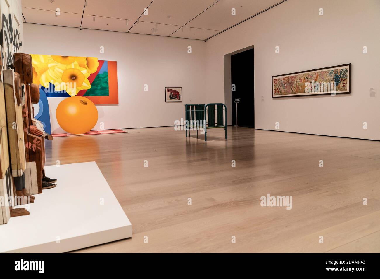 Installationsansicht einer Galerie mit Arbeiten von Tom Wesselmann 'Still Life #57' während der Eröffnung der ersten Herbstenthüllung des MoMA. 18 neue Galerien mit Werken aus der Sammlung des Museums wurden vorgestellt. Fast 40,000 Quadratfuß der Sammlungsgalerien des Museums, die sich über drei Etagen des Museums erstrecken, wurden zum ersten Mal in der ersten Herbstausstellung umgewandelt. Konzipiert und installiert von abteilungsübergreifenden Kuratorenteams, hält The Fall Reveal das Versprechen ein, die Präsentation ständig zu erneuern und die Beziehungen zwischen den Kunstwerken zu erforschen Stockfoto