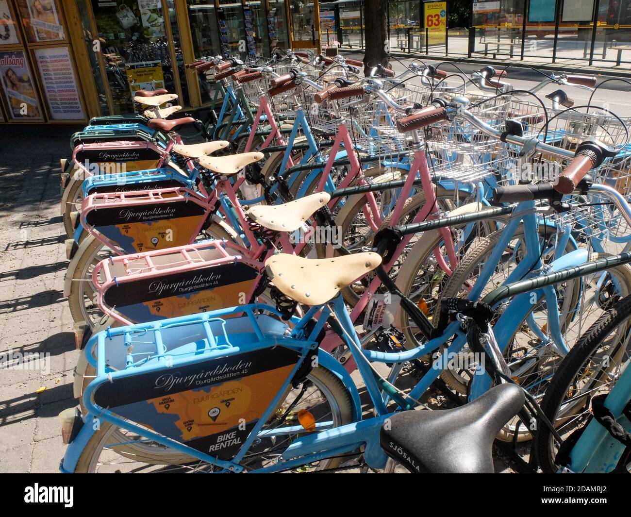Djurgårdsboden Fahrradverleih mit vielen Fahrrädern Stockfoto