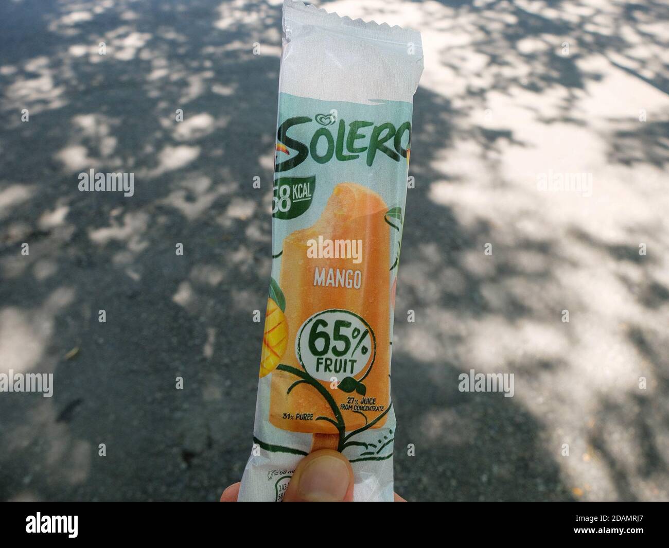 Neues Eis Solero Mango mit 65% Obst, gesundes Eis Stockfoto