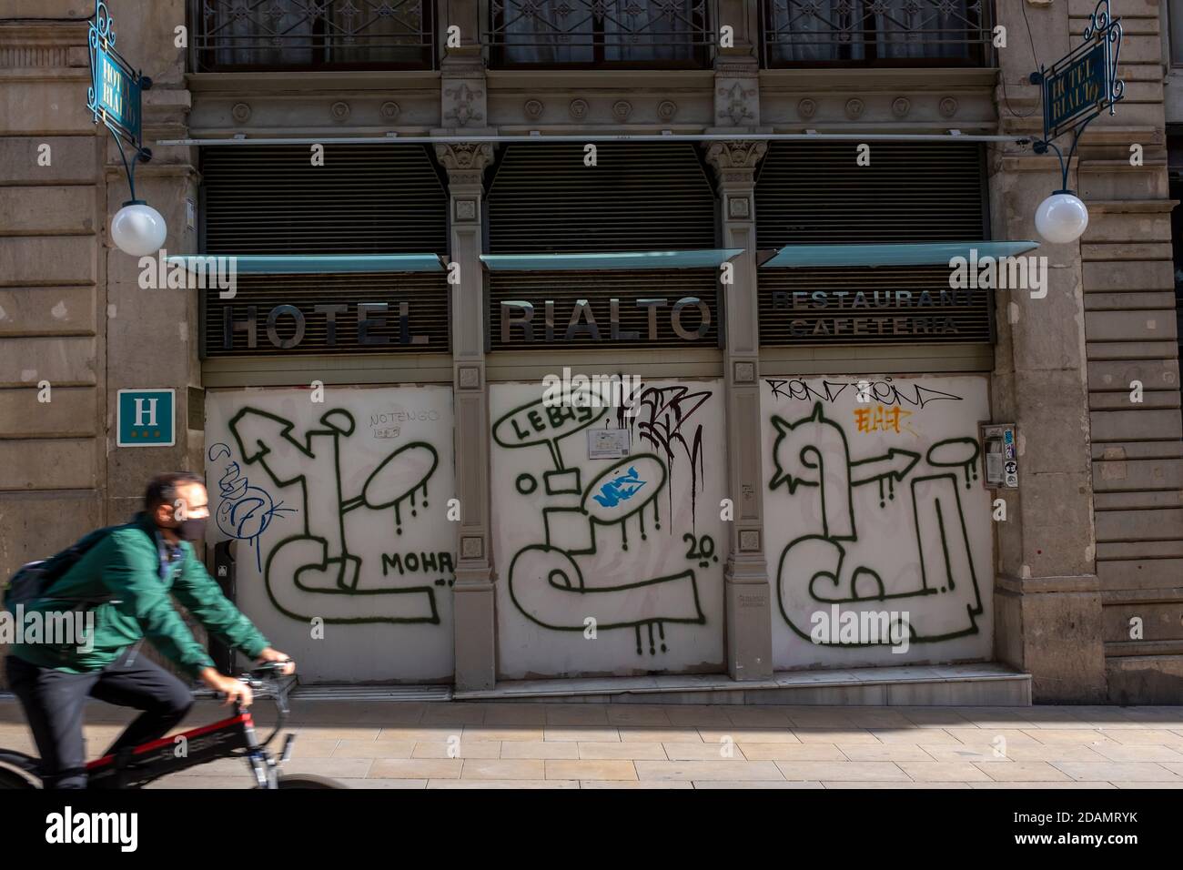 Das Restaurant Santa Maria del Mar ist geschlossen. Ein Großteil des kommerziellen Gefüges von Barcelona hängt vom Tourismus ab und ist so dimensioniert, dass diese Besucher bedient werden, es wird geschätzt, dass etwa 60% seiner Kunden nicht-Einwohner sind. Im besten Fall prognostiziert sie, dass 30% der Geschäfte im Zentrum verschwinden werden. Am 12. November 2020 hat die Regierung der Generalitat de Catalunya beschlossen, die Schließung von Bars und Restaurants um weitere 10 Tage zu verlängern, um die Zahl der Coronavirus-Infektionen weiter zu reduzieren und den Gesundheitsdruck zu verringern. Neben Catering, Theater und Fitness-Studios bleiben geschlossen, mindestens U Stockfoto