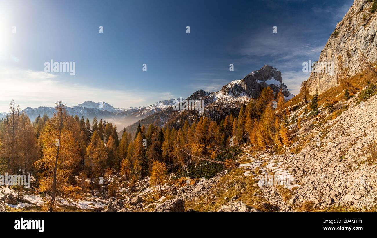 Oktober Trekking in den Bergen des Val Pesarina, Friaul-Julisch Venetien. Stockfoto