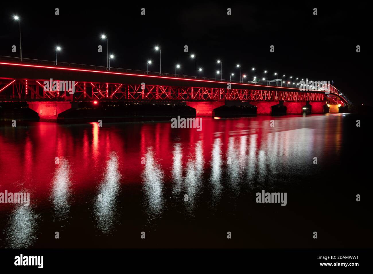 Die Auckland Harbour (Harbour) Bridge ist im Rahmen der ANZAC-Gedenkfeier am 25. April jedes Jahres rot beleuchtet. Stockfoto