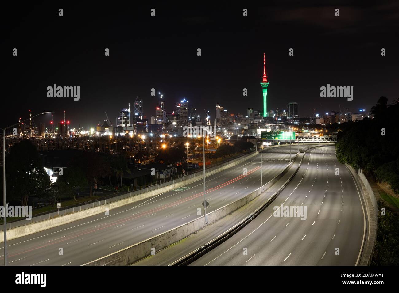 Der Auckland Sky Tower ist im Rahmen der jährlichen ANZAC-Gedenkfeier am 25. April in Rot und Grün beleuchtet. Stockfoto