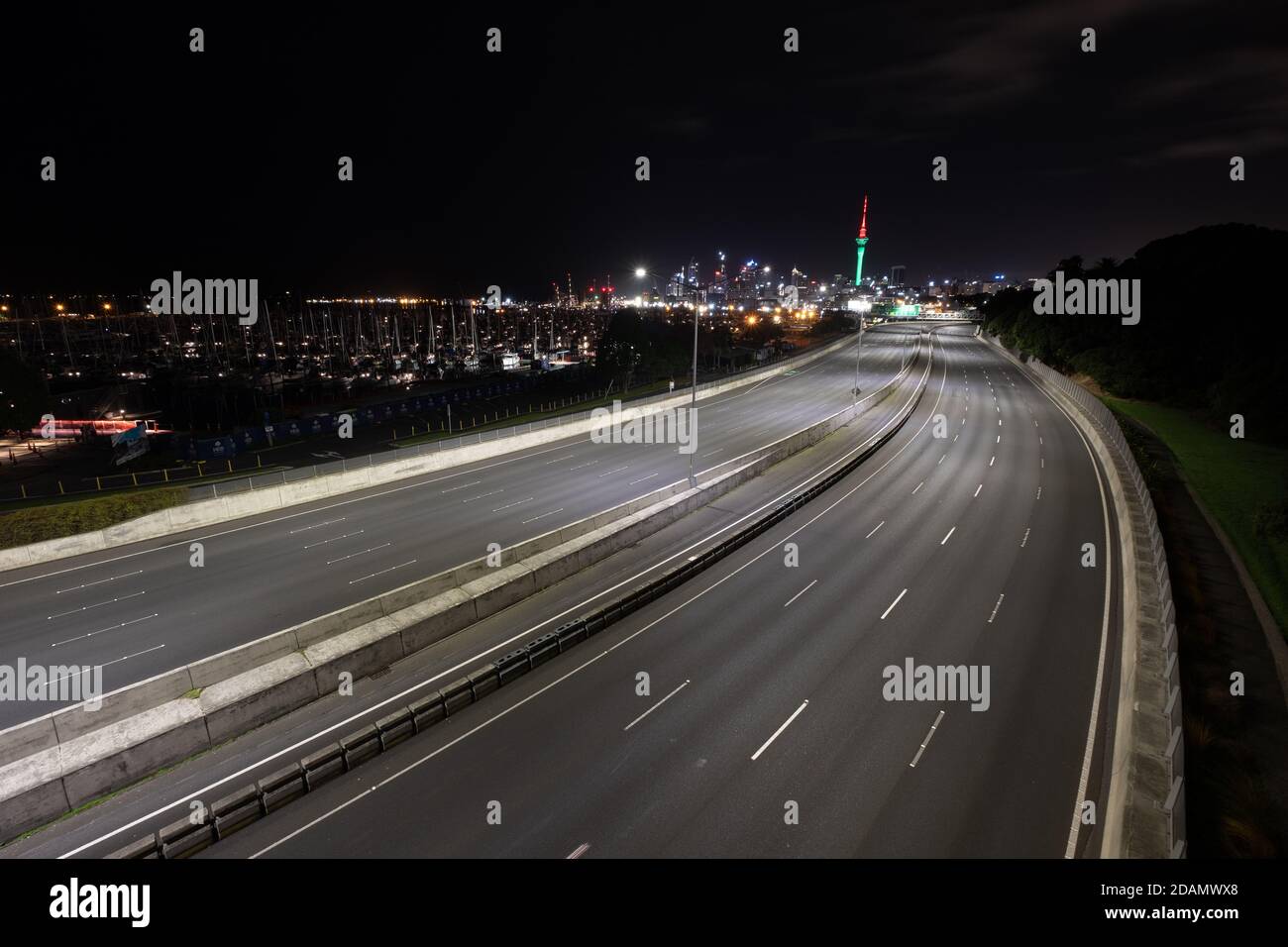 Der Auckland Sky Tower ist im Rahmen der jährlichen ANZAC-Gedenkfeier am 25. April in Rot und Grün beleuchtet. Stockfoto