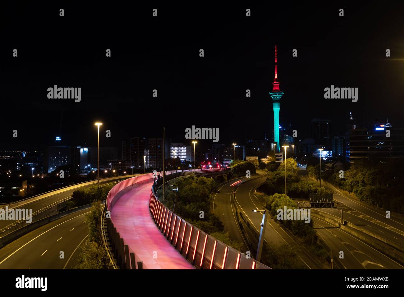 Der Auckland Sky Tower ist im Rahmen der jährlichen ANZAC-Gedenkfeier am 25. April in Rot und Grün beleuchtet. Stockfoto