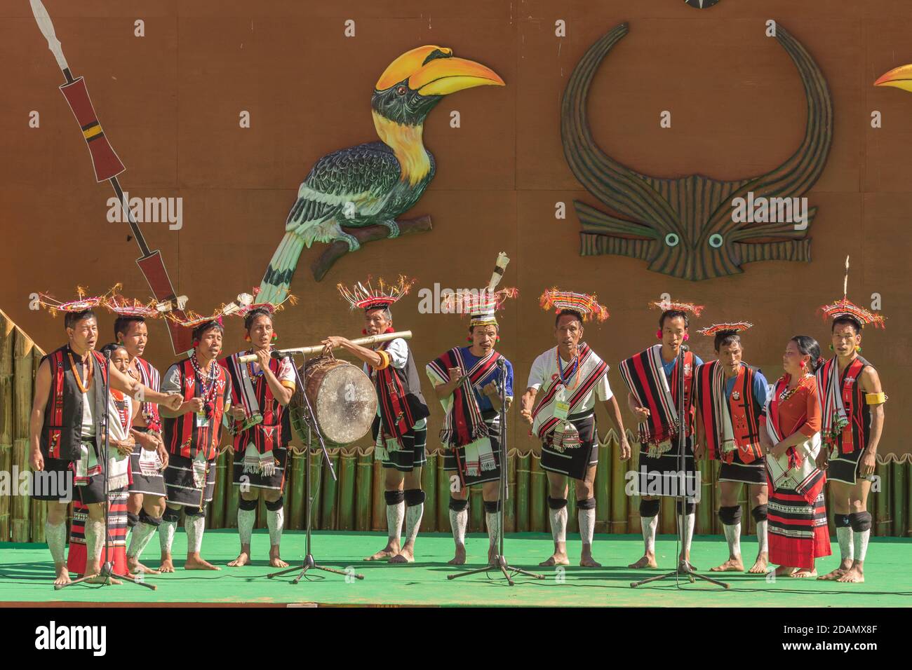 Ein Naga Stamm spielen ihre Volksmusik und Durchführung l Volkstanz auf der Bühne während Hornbill Festival in Nagaland Indien Am 4. Dezember 2016 Stockfoto