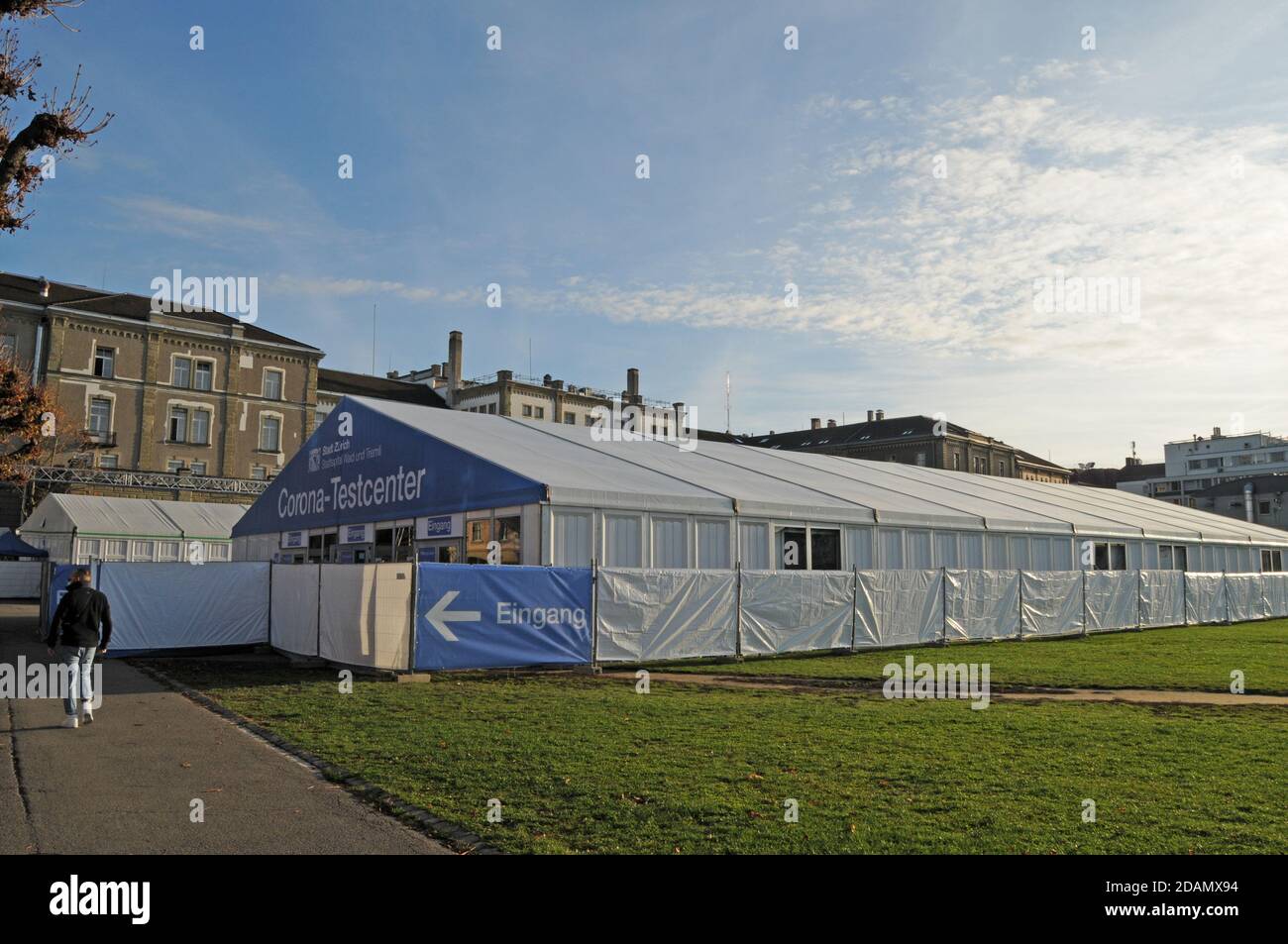 Zürich: Das grösste Covid-19 Testzentrum der Schweiz befindet sich in Zürich auf dem Kasernenareal Stockfoto