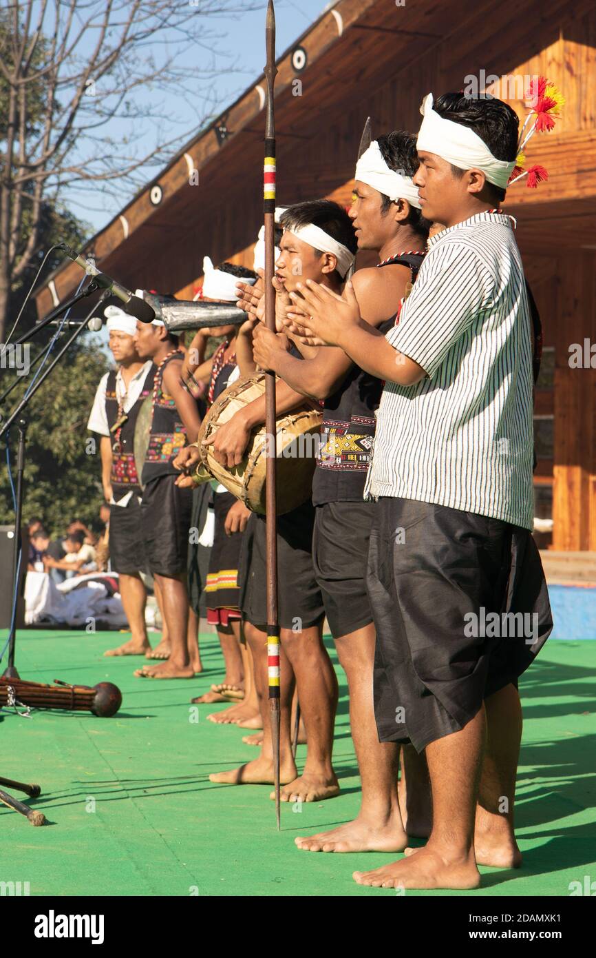 Eine Gruppe von Kuki Stamm Nagaland spielen ihre Völker Musik auf der Bühne beim Hornbill Festival in Nagaland India on Dezember 2016 Stockfoto