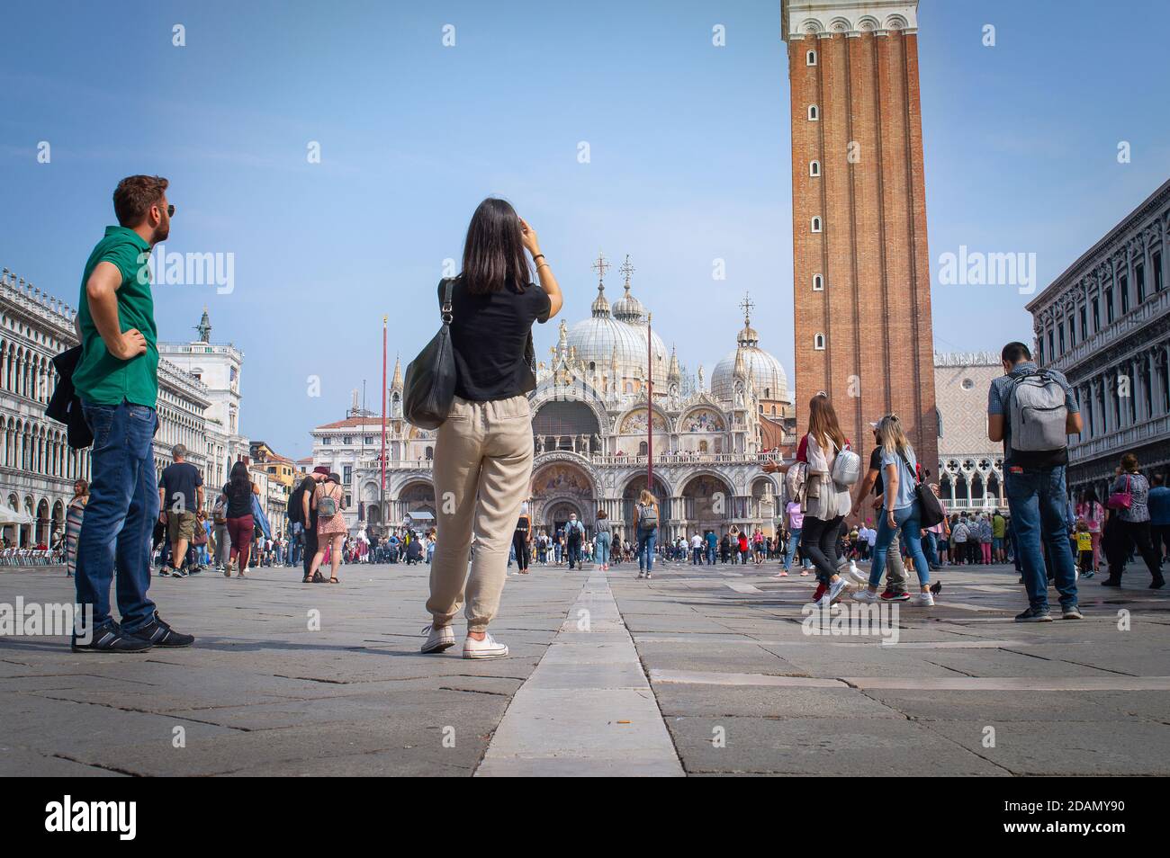 Touristen bewundern die schöne Piazza San Marco der berühmteste historische Platz in Venedig, Italien Stockfoto