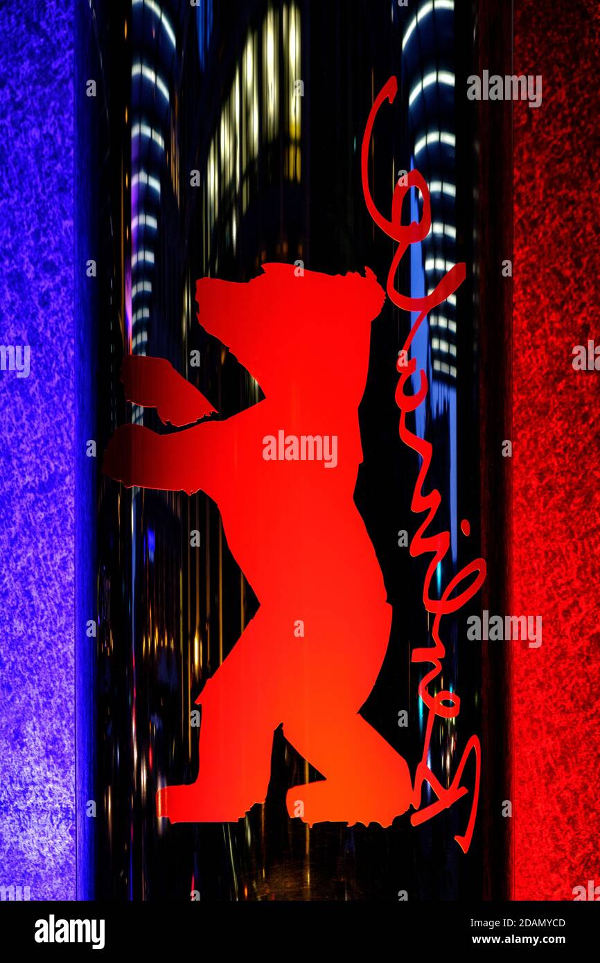 Berlinale Bär durch Nachtlichter und Wolkenkratzer Reflexionen während der Internationalen Filmfestspiele Berlin, Berlin, Deutschland Stockfoto