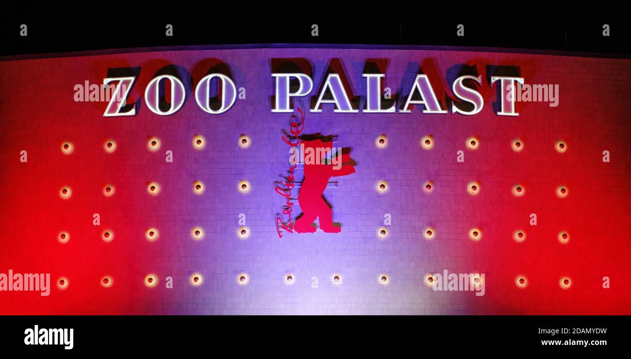 Berlinale Bär an der Fassade des Zoo Palast Kinos während der Nacht in Berlin Stockfoto