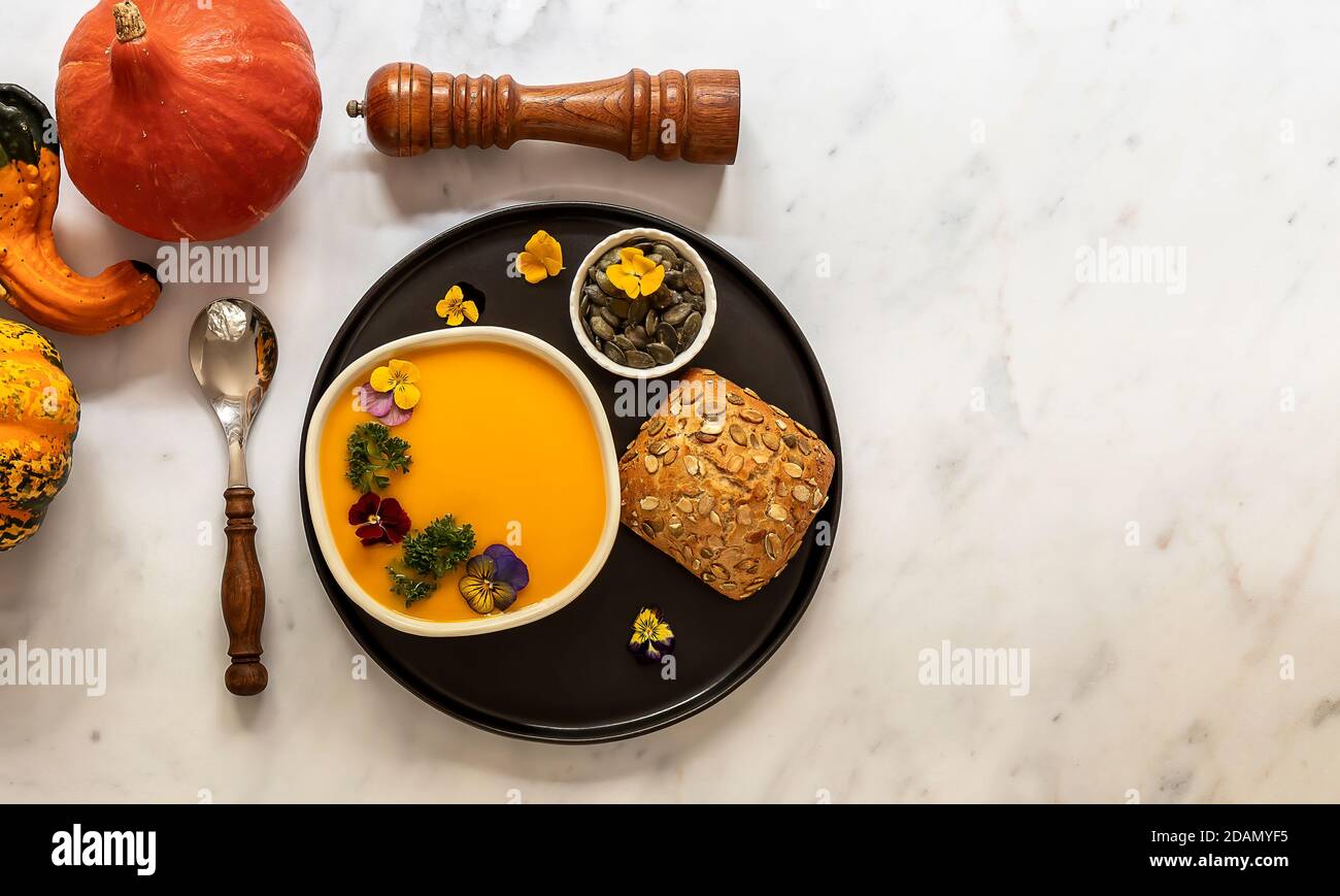 Schüssel mit saisonaler Kürbiscremesuppe. Veganes Rezept Stockfoto