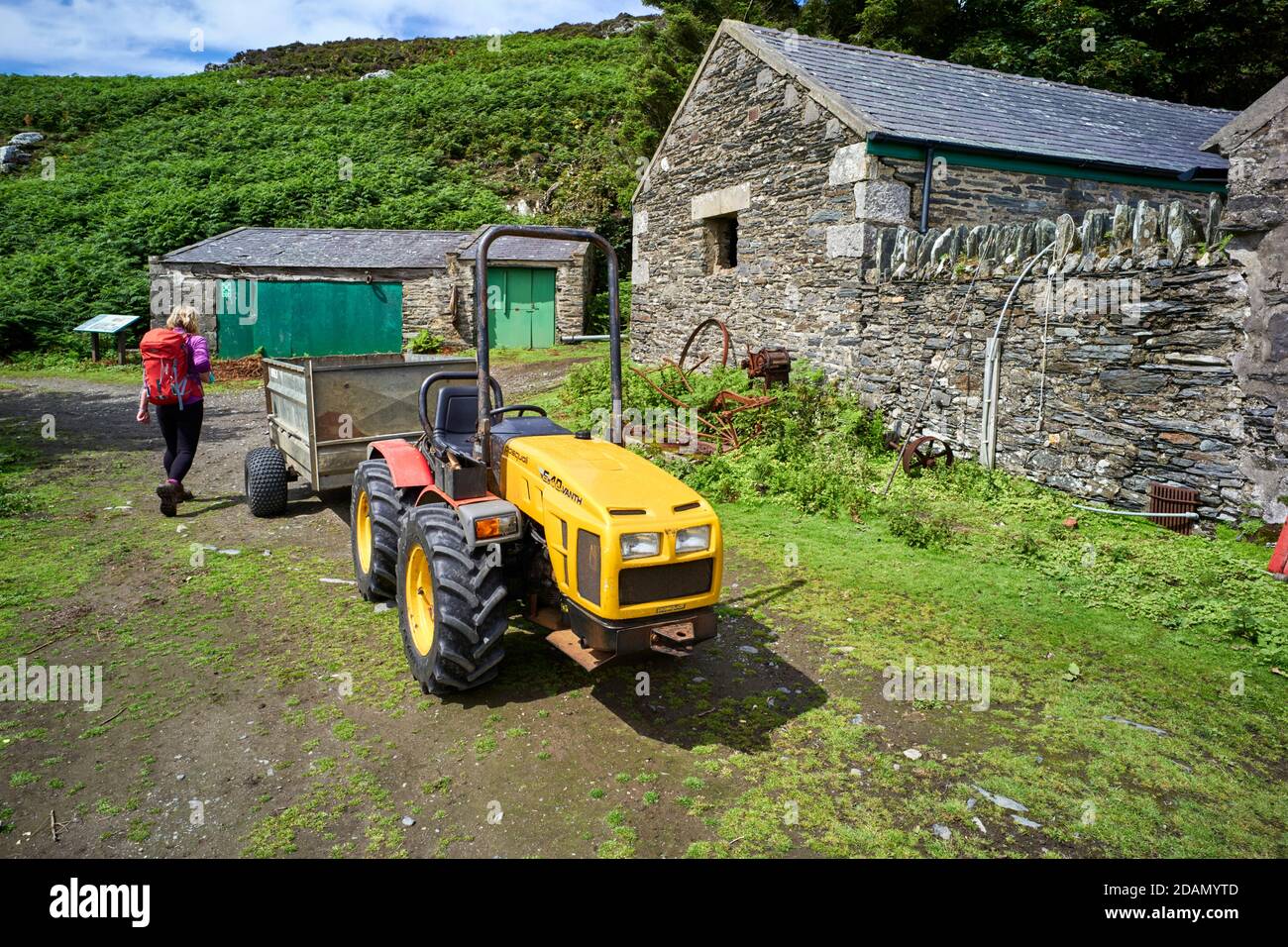Mini-Traktor und Anhänger auf der Sternwarte Farm auf der Kalb des Menschen Stockfoto