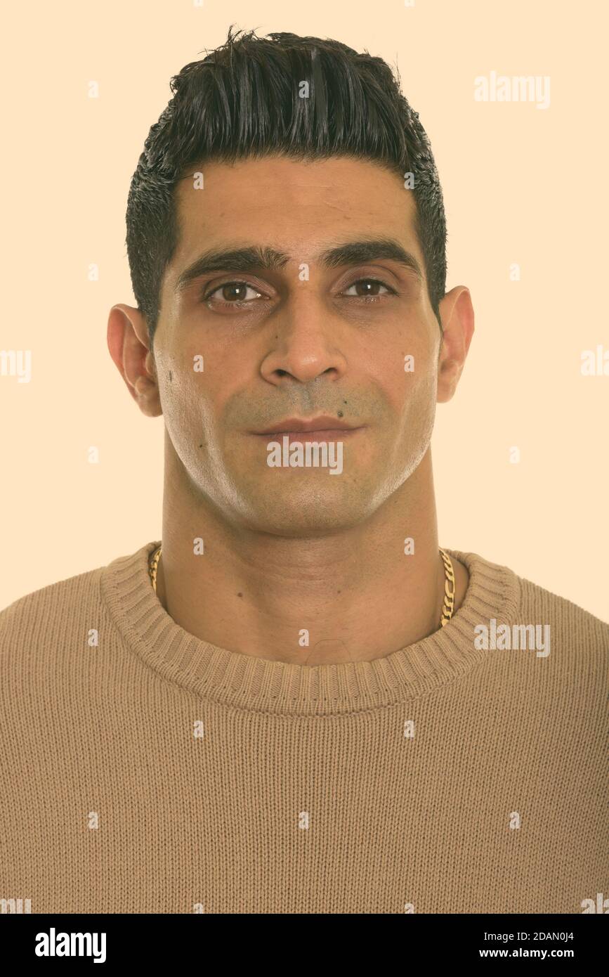 Gesicht der jungen muskulös Persischen Mann an der Kamera auf der Suche Stockfoto