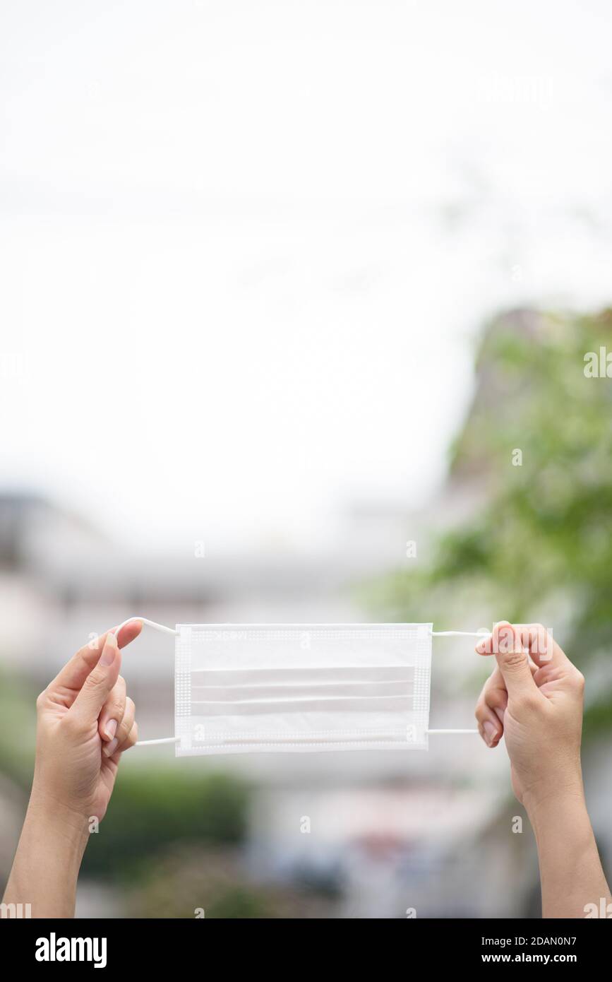 Die Hand hält die Maske während der Zeit von PM2.5 und Corona-Virus, covid 19 Stockfoto