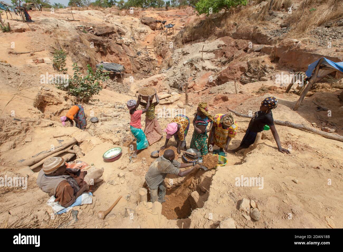 Selingue, Mali, 28th. April 2015; Faraba Goldminen. Beim Graben handelt es sich um Amadou Dicko, 22, der hier seit 4 Jahren arbeitet. Die Menschen kommen von allen Stockfoto