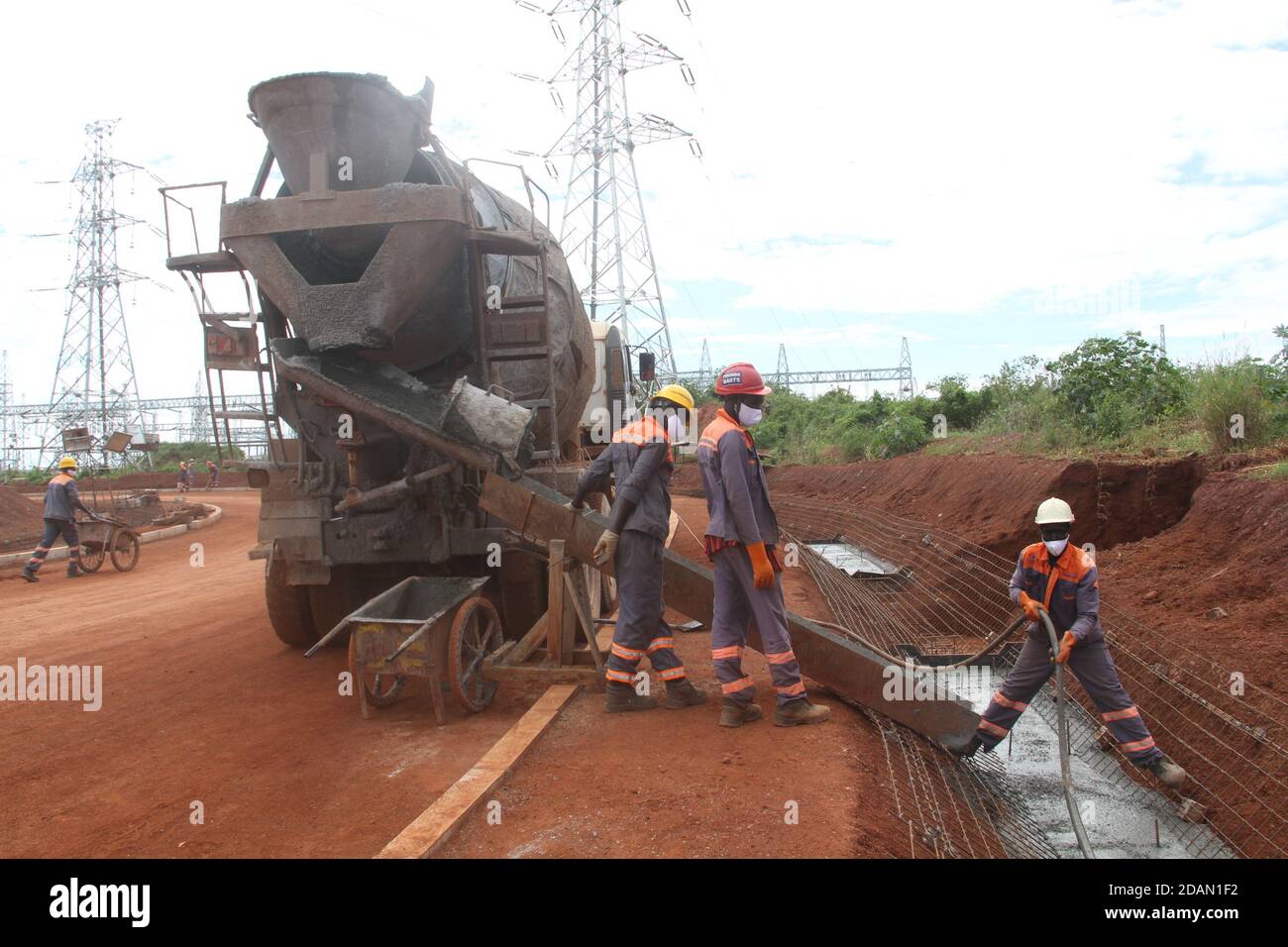 (201114) -- KIRYANDONGO, 14. November 2020 (Xinhua) -- örtliche Mitarbeiter gießen Beton für den Entwässerungsgraben des Karuma-Wasserkraftprojekts, das im mittleren Westen Ugandas in Kiryandongo, 9. November 2020, gebaut wird. Der chinesische Bau des ugandischen Wasserkraftwerks Karuma ist in die Endphase eingetreten, trotz der scheinbar unüberwindbaren Herausforderungen, die durch die anhaltende COVID-19-Pandemie kompliziert wurden. Deng Changyi, Projektleiter von Sinohydro Corporation Ltd., dem Bauunternehmer, sagte Xinhua kürzlich bei einem Besuch, dass die Arbeiten im Kraftwerk zu etwa 98 Prozent abgeschlossen sind. Wann Stockfoto