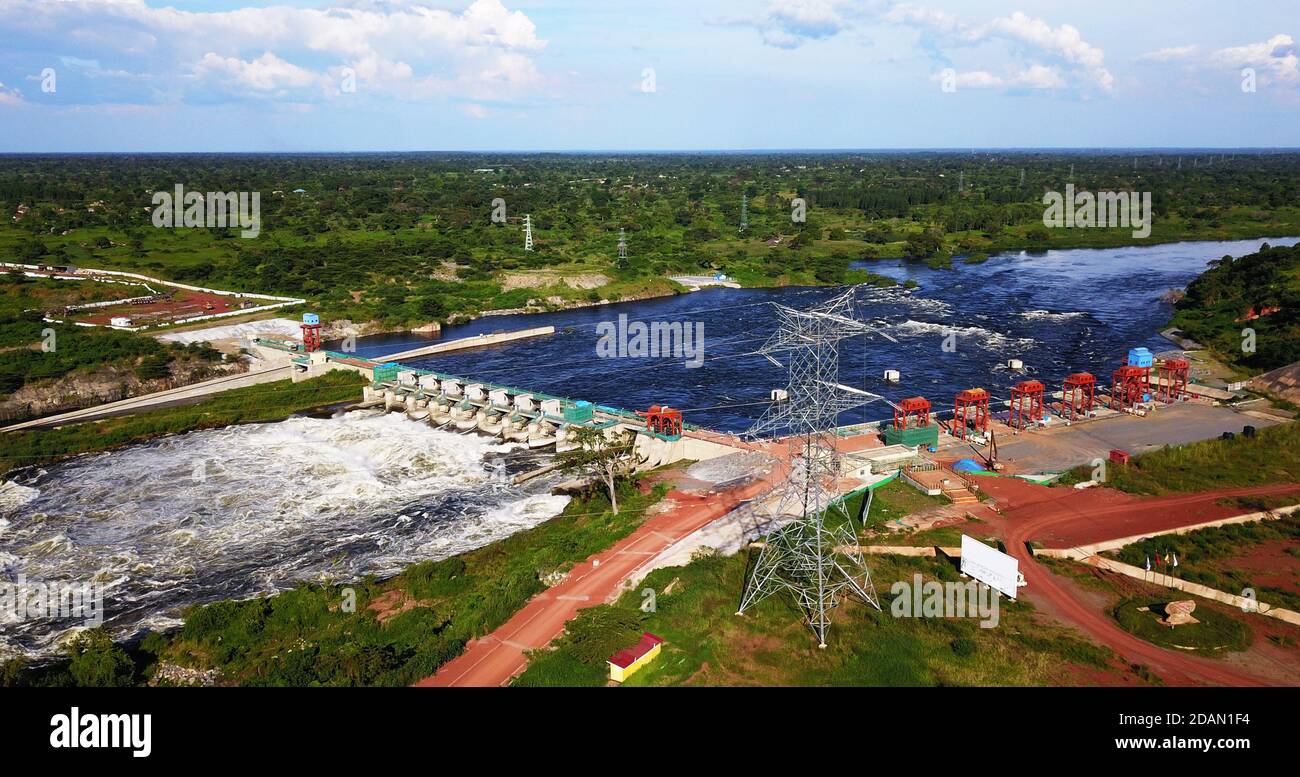 (201114) -- KIRYANDONGO, 14. November 2020 (Xinhua) -- Luftaufnahme vom 2. November 2020 zeigt das Karuma-Wasserkraftprojekt im Bau entlang des Nils im Mittleren Westen Ugandas von Kiryandongo. Der chinesische Bau des ugandischen Wasserkraftwerks Karuma ist in die Endphase eingetreten, trotz der scheinbar unüberwindbaren Herausforderungen, die durch die anhaltende COVID-19-Pandemie kompliziert wurden. Deng Changyi, Projektleiter von Sinohydro Corporation Ltd., dem Bauunternehmer, sagte Xinhua kürzlich bei einem Besuch, dass die Arbeiten im Kraftwerk zu etwa 98 Prozent abgeschlossen sind. Nach Abschluss Stockfoto