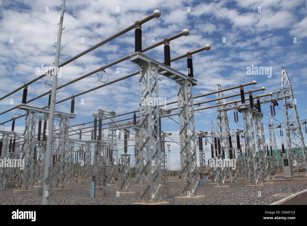 (201114) -- KIRYANDONGO, 14. Nov. 2020 (Xinhua) -- das Foto vom 9. Nov. 2020 zeigt die Umspannwerke des im Bau befindlichen Karuma-Wasserkraftprojekts im mittelwestlichen ugandischen Kiryandongo. Der chinesische Bau des ugandischen Wasserkraftwerks Karuma ist in die Endphase eingetreten, trotz der scheinbar unüberwindbaren Herausforderungen, die durch die anhaltende COVID-19-Pandemie kompliziert wurden. Deng Changyi, Projektleiter von Sinohydro Corporation Ltd., dem Bauunternehmer, sagte Xinhua kürzlich bei einem Besuch, dass die Arbeiten im Kraftwerk zu etwa 98 Prozent abgeschlossen sind. Nach Abschluss des Abgeschlossen, Th Stockfoto