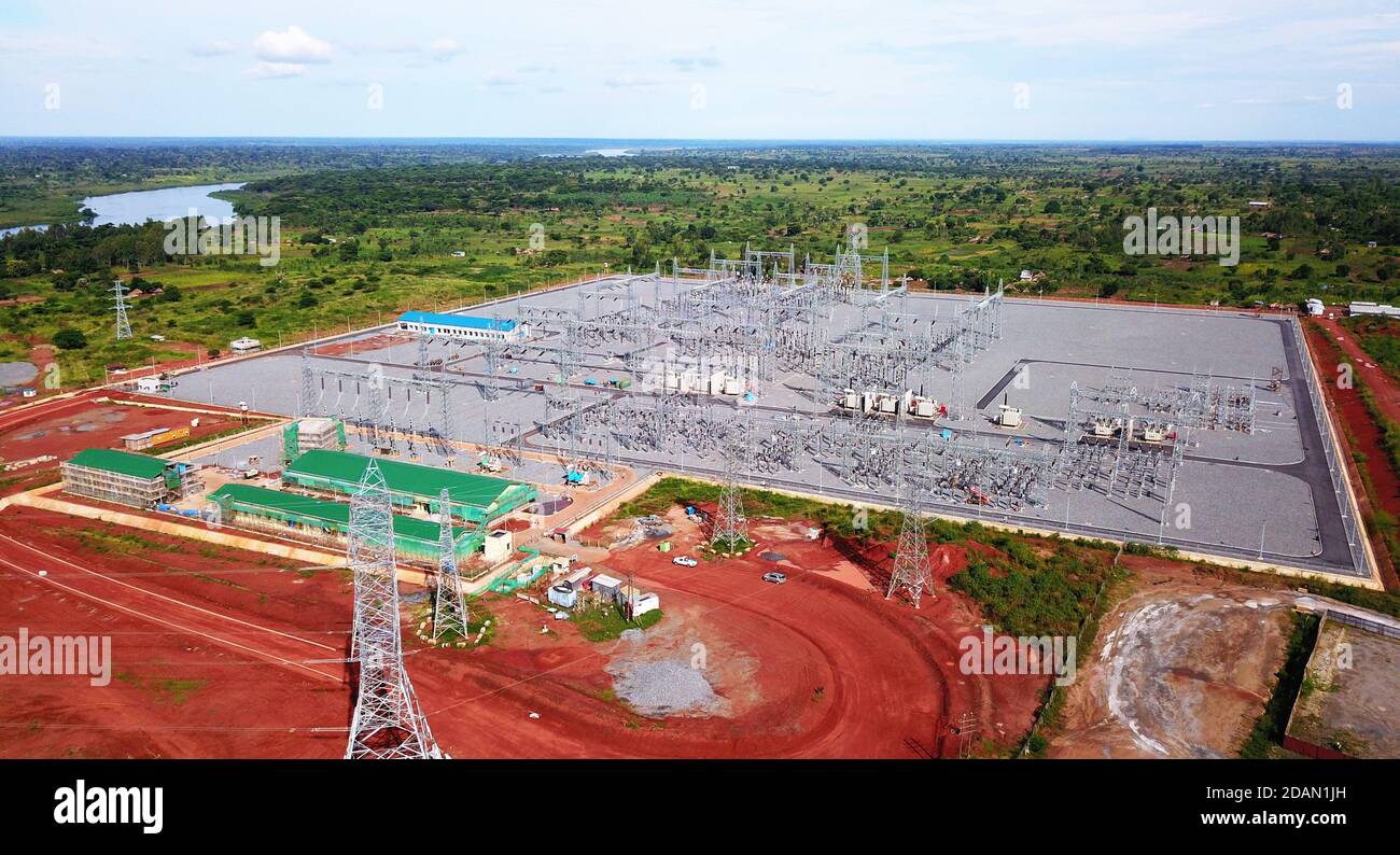 (201114) -- KIRYANDONGO, 14. November 2020 (Xinhua) -- Luftaufnahme vom 11. Juli 2020 zeigt die Umspannwerke des im Bau befindlichen Karuma-Wasserkraftprojekts entlang des Nils im Mittleren Westen Ugandas in Kiryandongo. Der chinesische Bau des ugandischen Wasserkraftwerks Karuma ist in die Endphase eingetreten, trotz der scheinbar unüberwindbaren Herausforderungen, die durch die anhaltende COVID-19-Pandemie kompliziert wurden. Deng Changyi, Projektleiter der Sinohydro Corporation Ltd., dem Bauunternehmer, sagte Xinhua kürzlich bei einem Besuch, dass die Arbeiten im Kraftwerk etwa 98 Prozent der Gesamtleistung erreichen Stockfoto