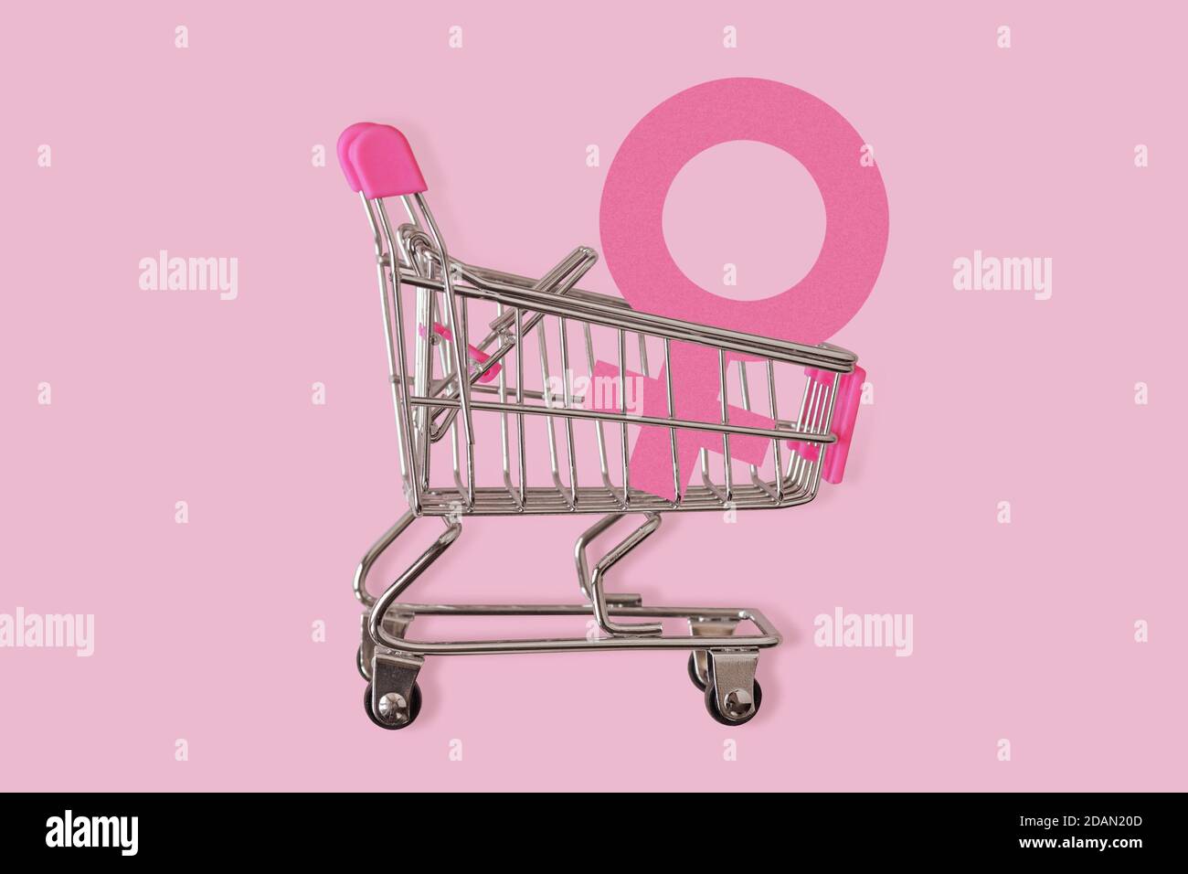 Pinker Warenkorb mit weiblichem Geschlecht Symbol auf rosa Hintergrund - Konzept des Einkaufs und Frauen Stockfoto