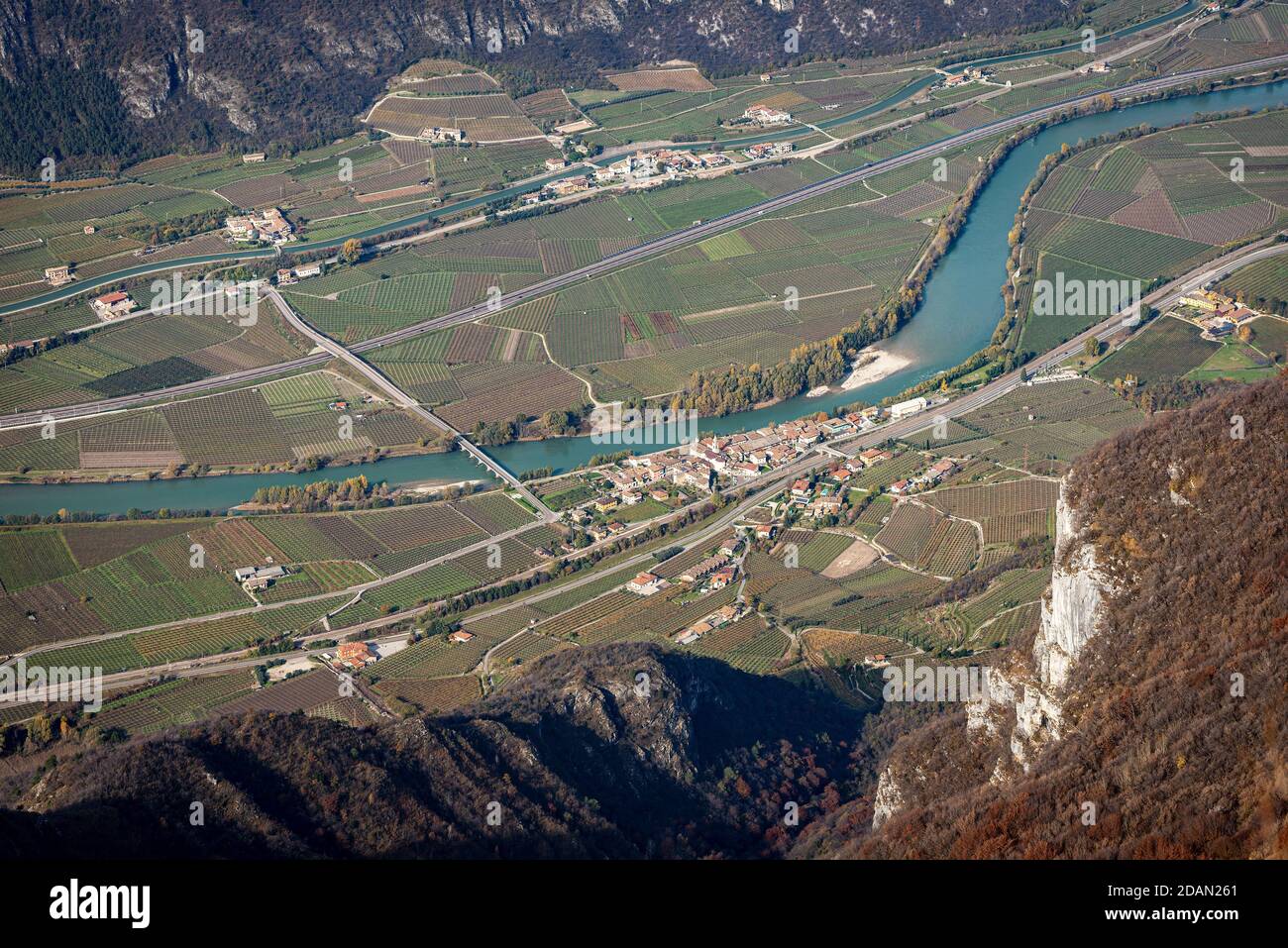 Luftaufnahme des Etschtals vom Gipfel des Corno d'Aquilio mit dem kleinen Dorf Borghetto all'Adige, Italien, Europa. Stockfoto