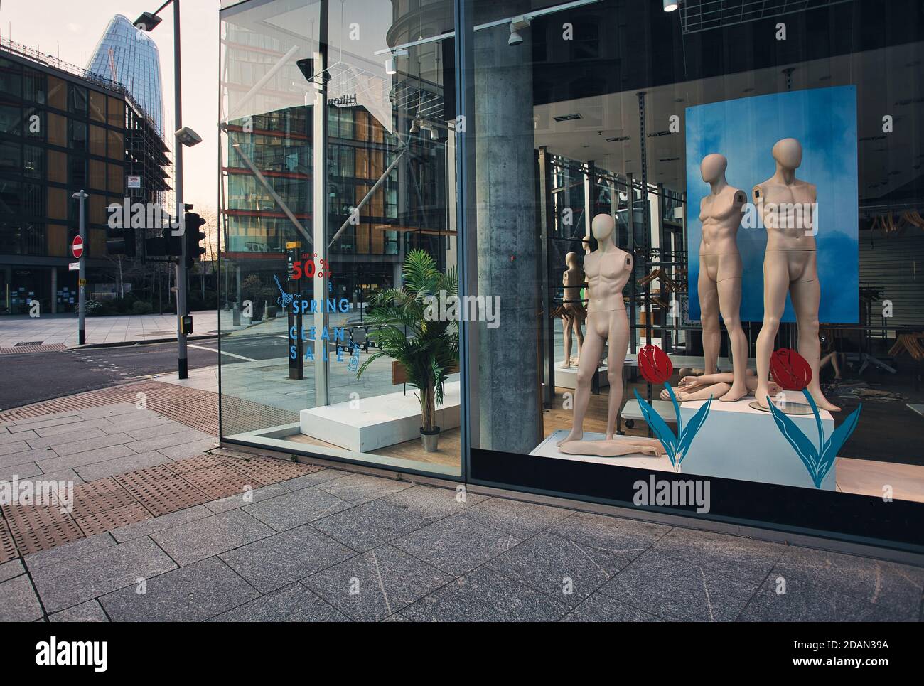 GROSSBRITANNIEN / England / London / Fenster eines geschlossenen Einzelhändlers in Central London , am 15. Mai 2020. Stockfoto