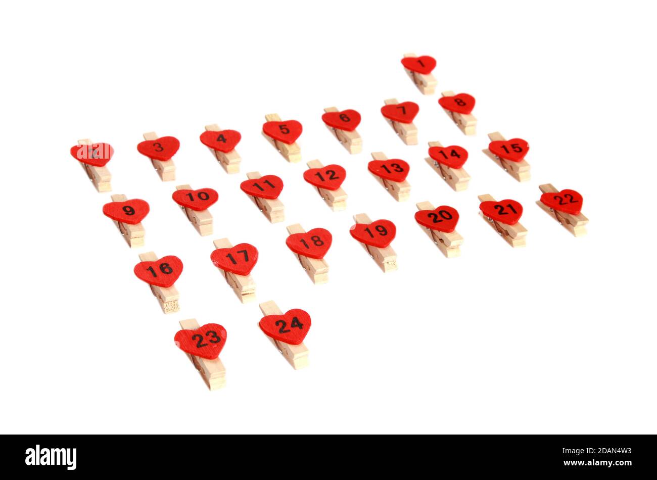 High Angle Schuss von Wäscheklammern mit nummerierten Herzen auf ihnen Stockfoto