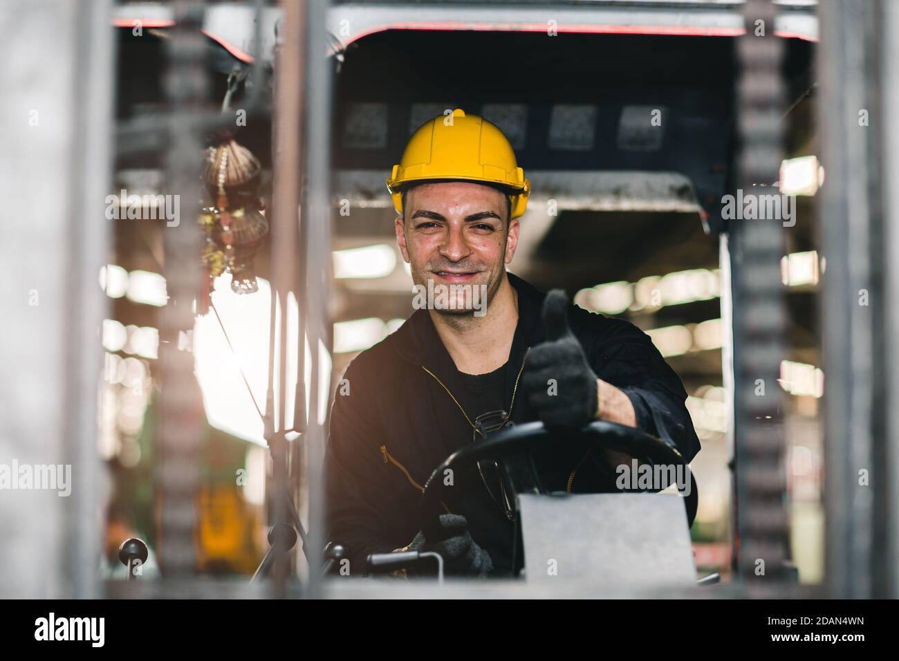 Kaukasischen russischen Arbeiter glücklich lächelnd und Fahren Gabelstapler in Fracht logistische Schifffahrt Industrie Fabrik oder Lager. Stockfoto Kaukasischen russischen Arbeiter glücklich lächelnd und Fahren Gabelstapler in Fracht logistische Schifffahrt Industrie Fabrik oder Lager. Stockfoto