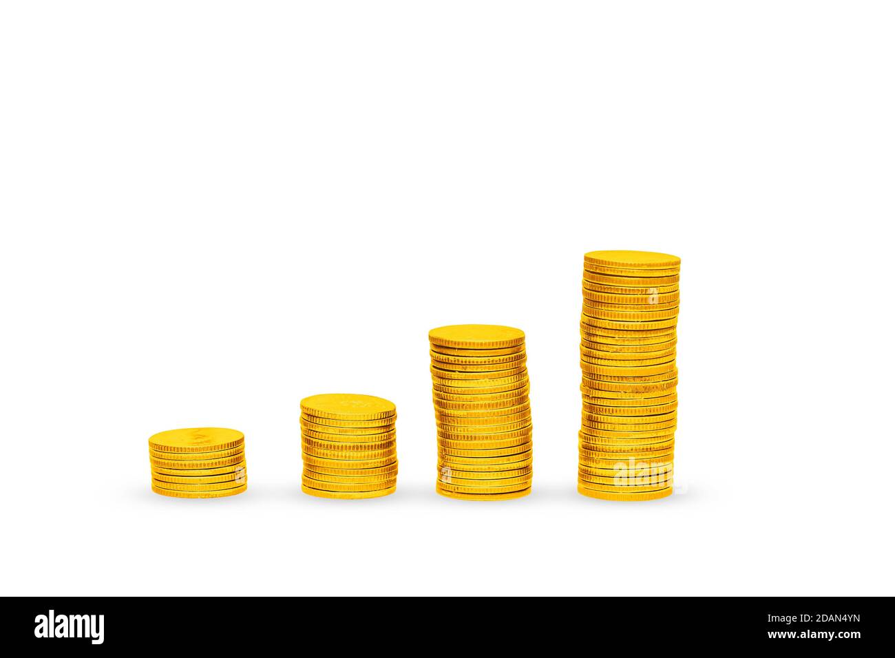 Goldmünze gestapelt Schritt niedrig zu hoch für das Speichern goldenes Geld Objekt isoliert auf weißem Hintergrund. Stockfoto