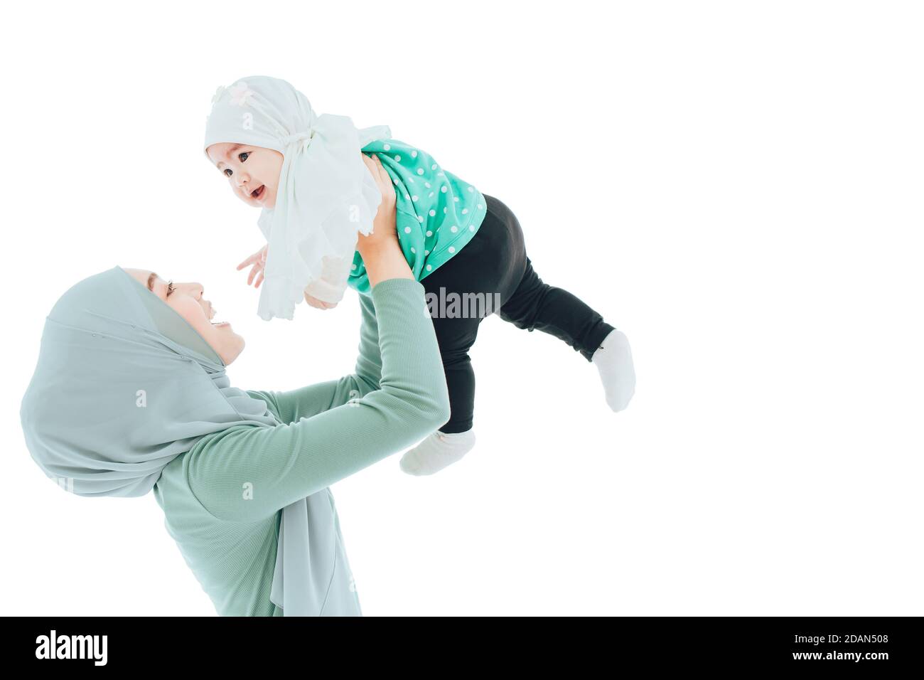 Muslimische Familie oder Islam Mutter aufstehen spielen mit Baby isoliert auf weißem Hintergrund. Stockfoto