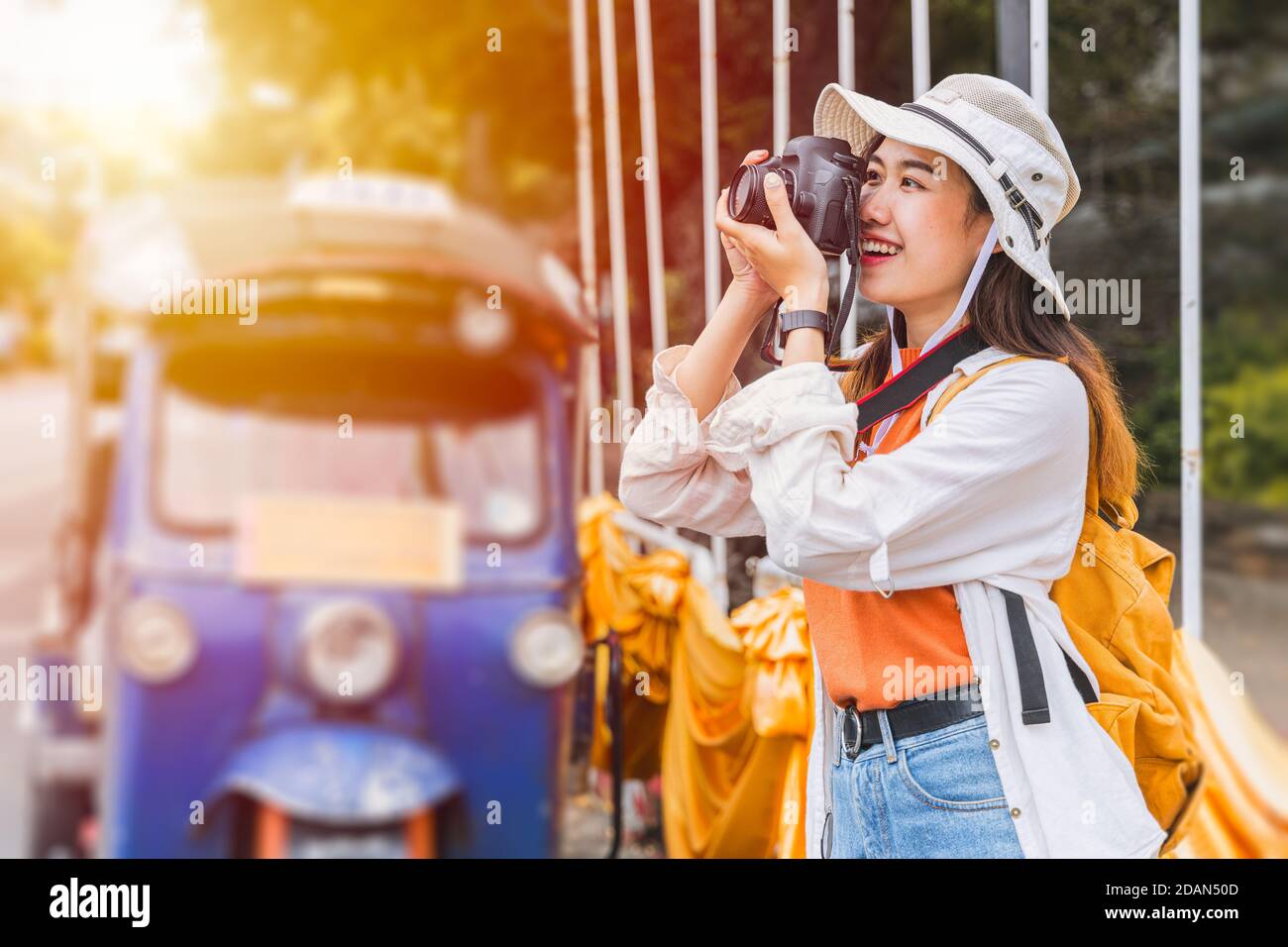 Asiatische Touristen aus Südostasien reisen und fotografieren mit Tuktuk in Chiang Mai, Thailand. Stockfoto