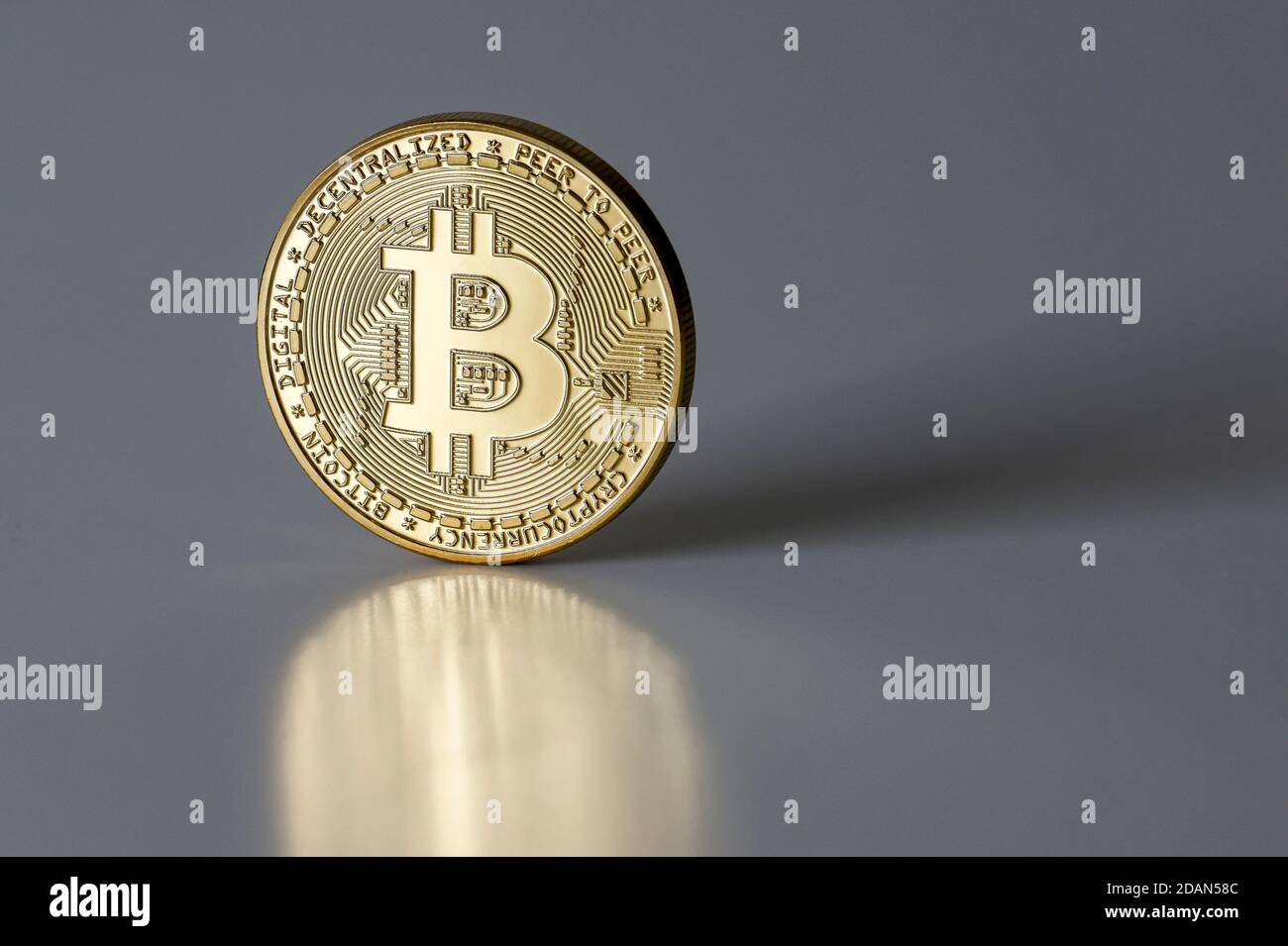 Bitcoin, digitale Kryptowährung, physische Bitcoin-Münze. Stockfoto