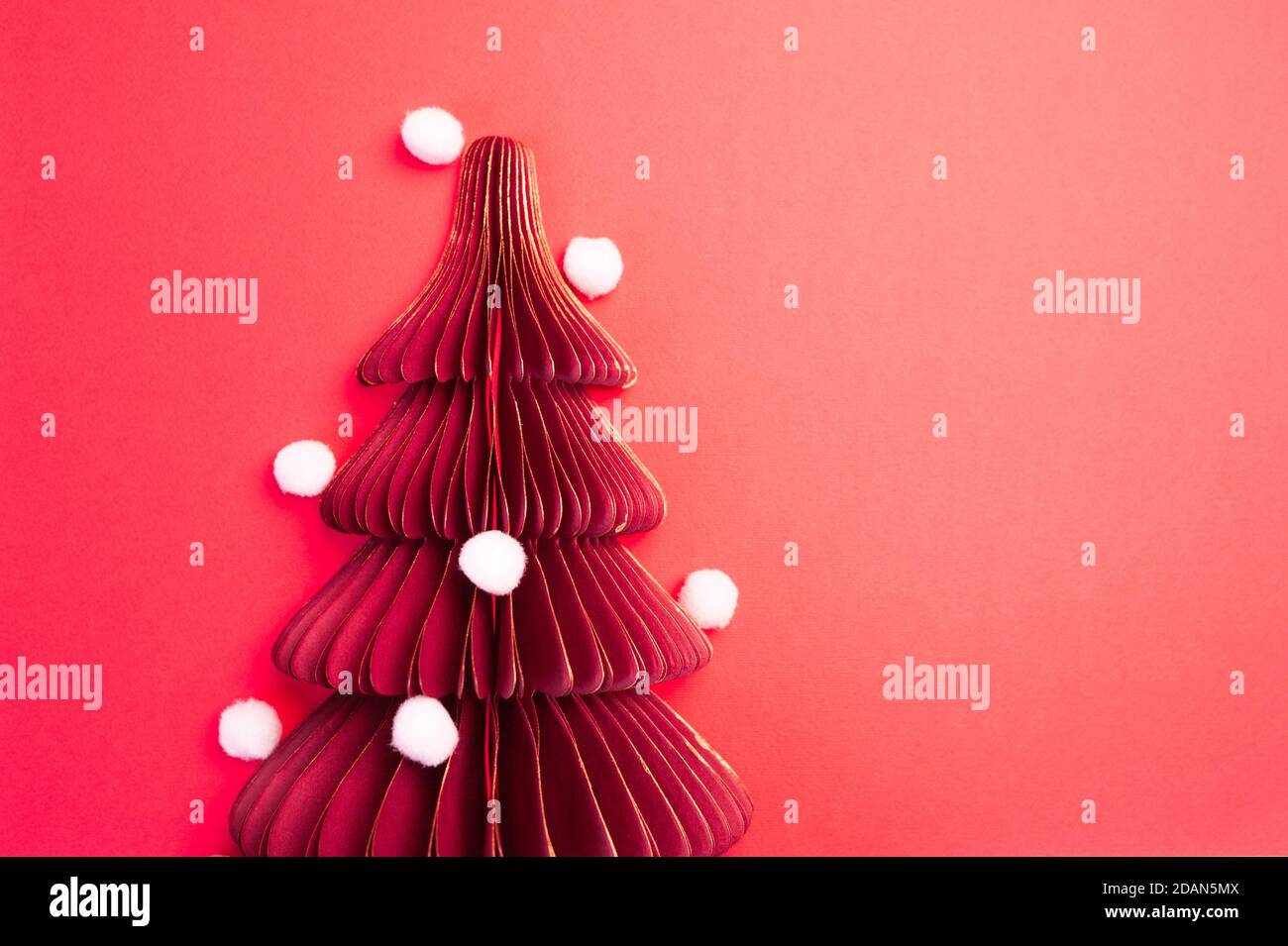 Vintage Weihnachts-Postkarte mit rotem Papier weihnachtsbaum und Schneeflocken auf rotem Backgroun. Weihnachten Grußkarte mit Platz für Ihren Text Stockfoto