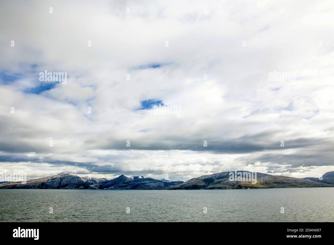 Blick vom Kreuzfahrtschiff MS Midnatsol (Hurtigruten) in die Fjorde Patagoniens mit dem nächsten Etappenziel des Garibaldi Fjords. Stockfoto