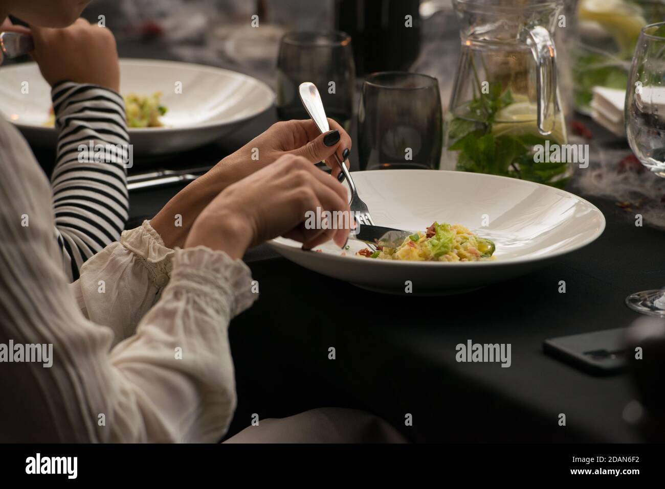 Irish Colcannon serviert in einer weißen Schüssel oder traditionelle Kartoffelpüree mit Zusatz von Grünkohl, Lauch und grüne Zwiebel, Nahaufnahme Stockfoto