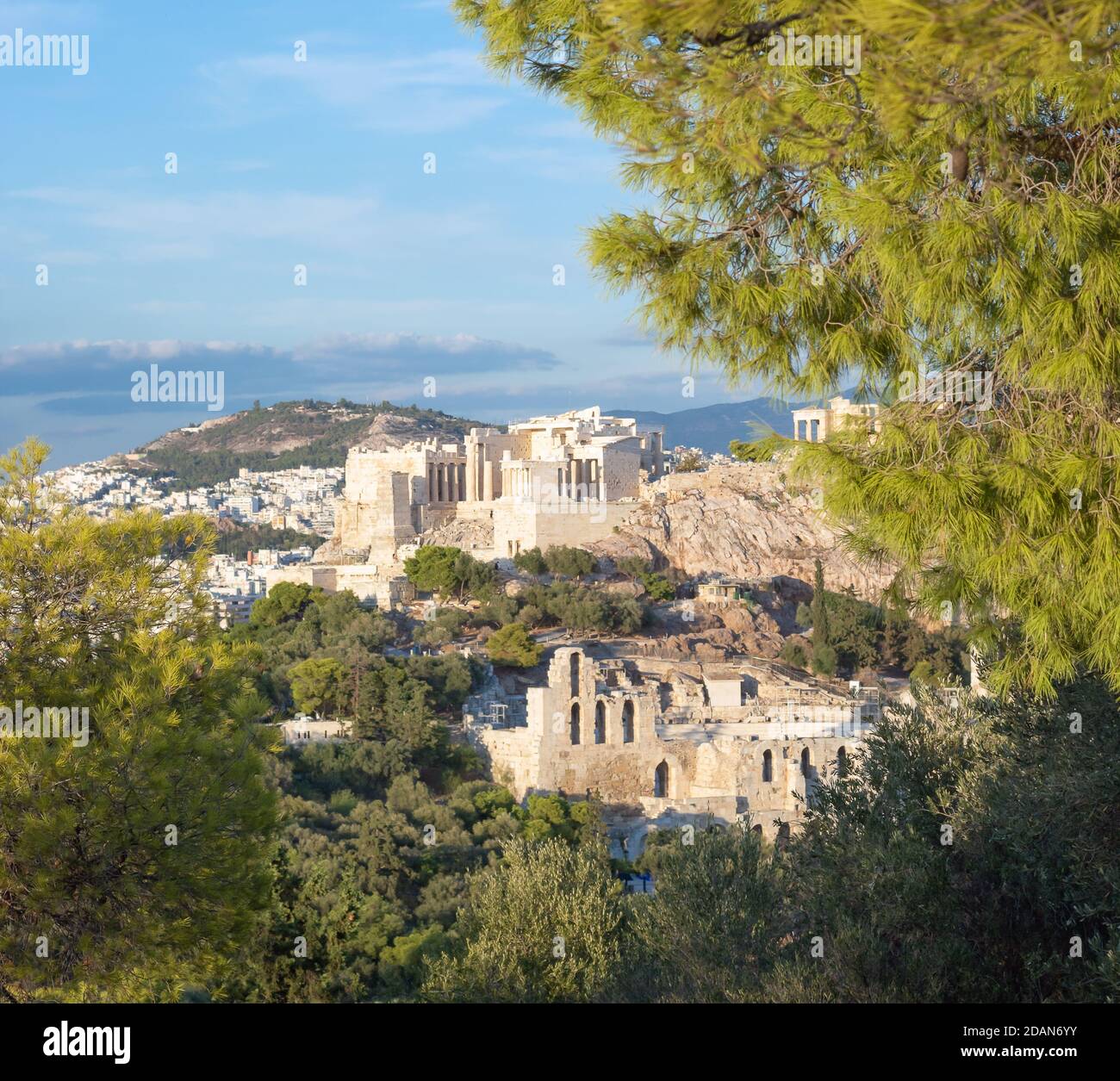 Blick in Athen von der Propylaea in der Ferne hindurch Die Bäume Stockfoto