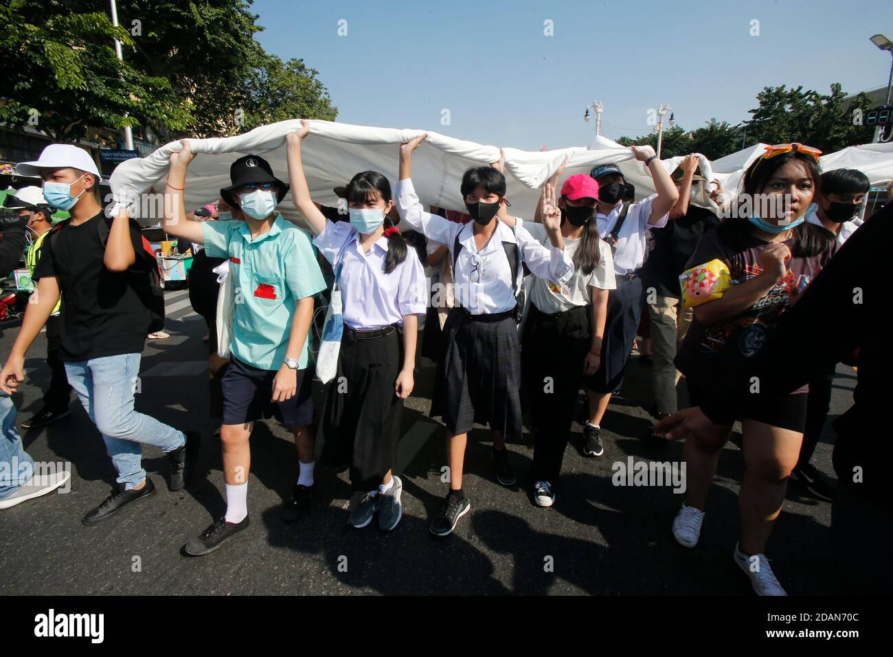 Bangkok, Thailand. November 2020. Pro-demokratische Demonstranten marschieren, während sie ein großes weißes Blatt während der Demonstration halten.Tausende von pro-demokratischen Demonstranten gingen auf die Straße vor dem Democracy Monument und forderten den Rücktritt des thailändischen Premierministers und die Reform der Monarchie. Kredit: SOPA Images Limited/Alamy Live Nachrichten Stockfoto