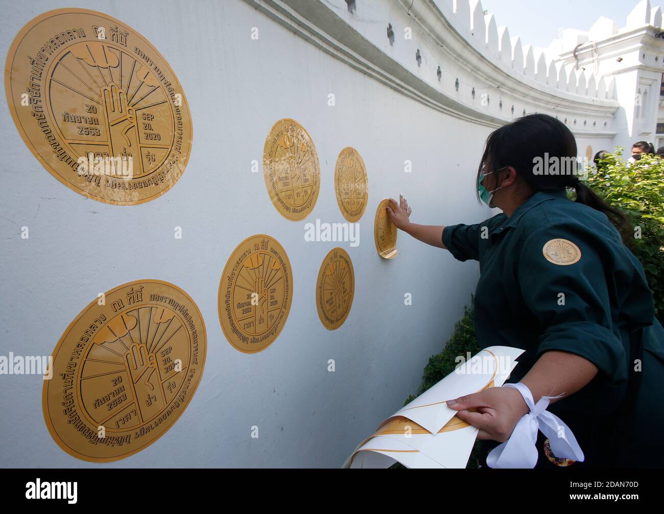 Bangkok, Thailand. November 2020. Während der Demonstration setzt ein Demokratieprotest Aufkleber an die Wand des Bildungsministeriums.Tausende von Demokratieprotesten gingen auf die Straße vor dem Democracy Monument und forderten den Rücktritt des thailändischen Premierministers und die Reform der Monarchie. Kredit: SOPA Images Limited/Alamy Live Nachrichten Stockfoto