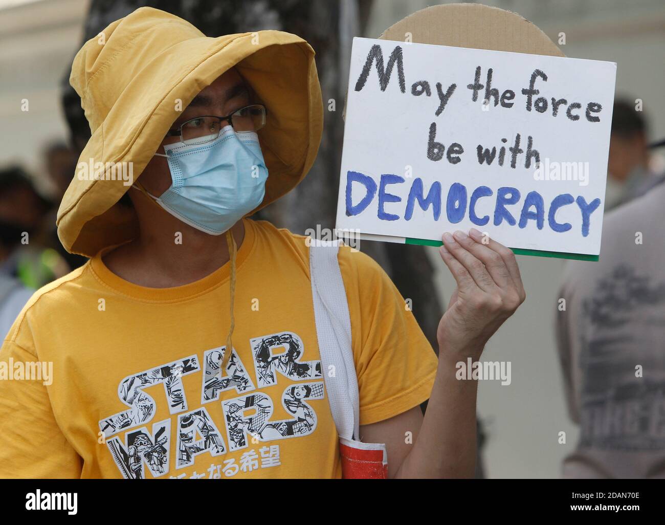 Bangkok, Thailand. November 2020. Ein Demokratieprotest mit einer Maske hält während der Demonstration ein Plakat.Tausende von Demokratieprotesten gingen auf die Straße vor dem Democracy Monument und forderten den Rücktritt des thailändischen Premierministers und die Reform der Monarchie. Kredit: SOPA Images Limited/Alamy Live Nachrichten Stockfoto