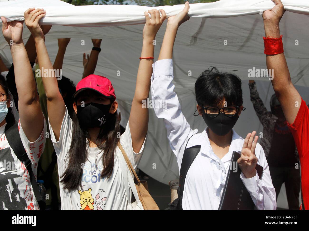 Bangkok, Thailand. November 2020. Pro-demokratische Demonstranten marschieren, während sie ein großes weißes Blatt während der Demonstration halten.Tausende von pro-demokratischen Demonstranten gingen auf die Straße vor dem Democracy Monument und forderten den Rücktritt des thailändischen Premierministers und die Reform der Monarchie. Kredit: SOPA Images Limited/Alamy Live Nachrichten Stockfoto