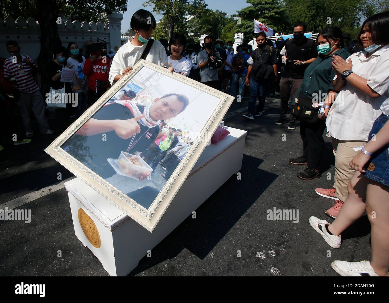 Bangkok, Thailand. November 2020. Ein pro-demokratischer Protestler hält während der Demonstration ein Bild von Thailands Bildungsminister Teerakiat JareonsettasinThat.Tausende von pro-demokratischen Demonstranten gingen auf die Straße vor dem Democracy Monument und forderten den Rücktritt des thailändischen Premierministers und die Reform der Monarchie. Kredit: SOPA Images Limited/Alamy Live Nachrichten Stockfoto