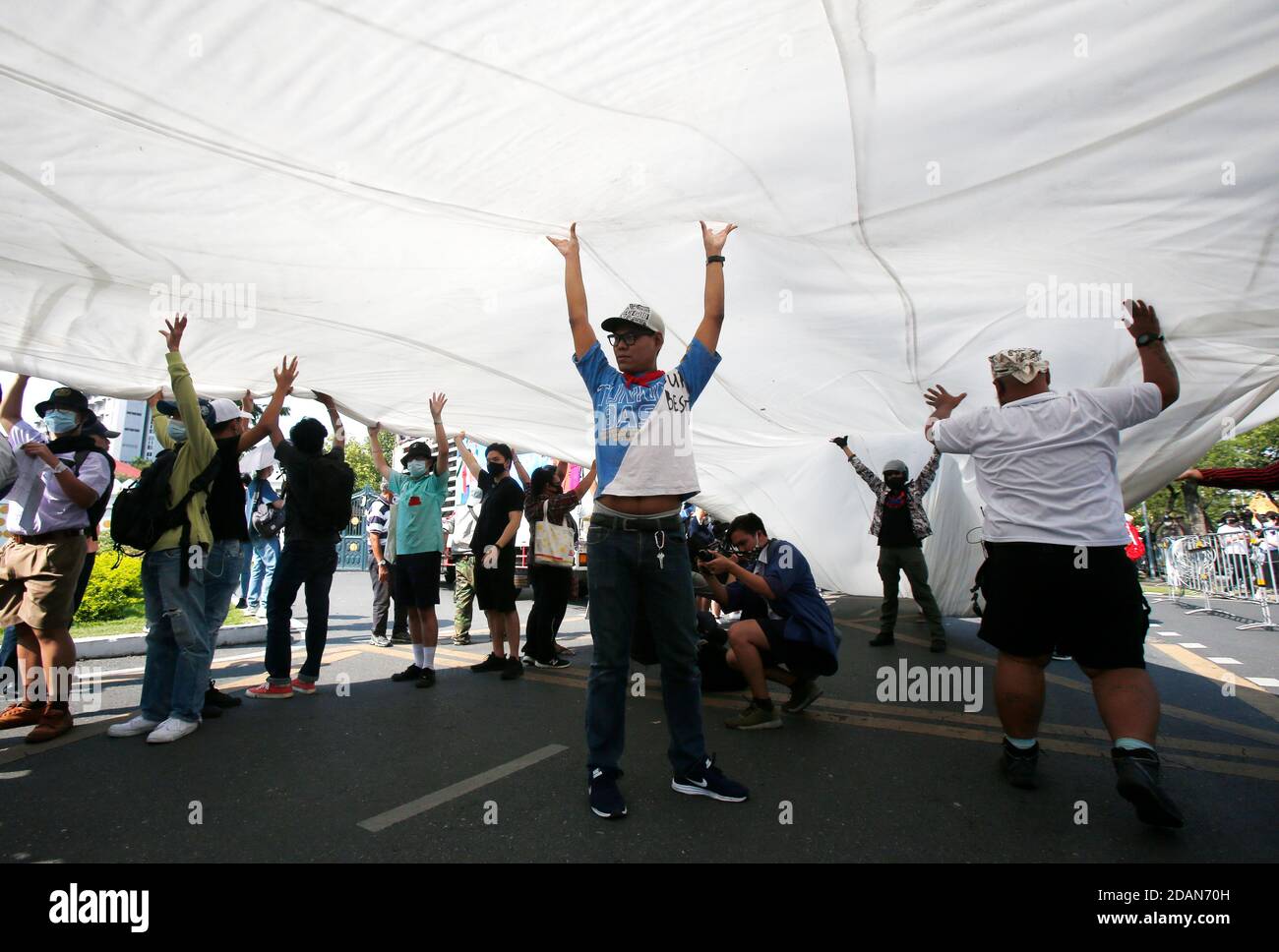 Bangkok, Thailand. November 2020. Pro-demokratische Demonstranten halten ein großes weißes Blatt während der Demonstration.Tausende von pro-demokratischen Demonstranten gingen auf die Straße am Democracy Monument und forderten den Rücktritt des thailändischen Premierministers und die Reform der Monarchie. Kredit: SOPA Images Limited/Alamy Live Nachrichten Stockfoto