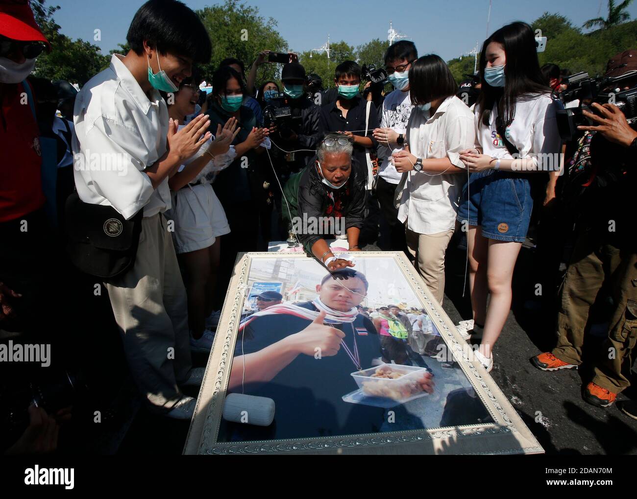 Bangkok, Thailand. November 2020. Pro-demokratische Demonstranten respektieren ein Foto des thailändischen Bildungsministers Teerakiat Jareonsettasins während der Demonstration.Tausende von pro-demokratischen Demonstranten gingen auf die Straße vor dem Democracy Monument und forderten den Rücktritt des thailändischen Premierministers und die Reform der Monarchie. Kredit: SOPA Images Limited/Alamy Live Nachrichten Stockfoto