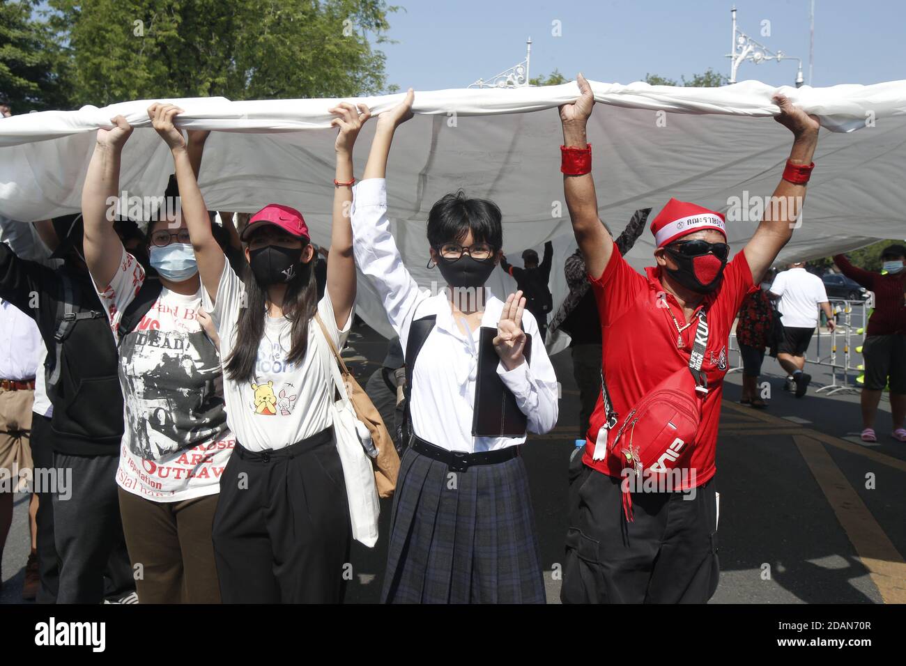 Bangkok, Thailand. November 2020. Pro-demokratische Demonstranten halten ein großes weißes Blatt während der Demonstration.Tausende von pro-demokratischen Demonstranten gingen auf die Straße am Democracy Monument und forderten den Rücktritt des thailändischen Premierministers und die Reform der Monarchie. Kredit: SOPA Images Limited/Alamy Live Nachrichten Stockfoto