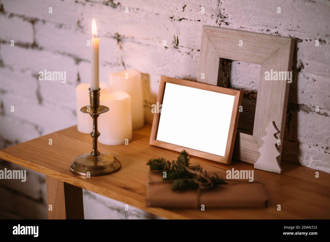 Weihnachtskomposition für ein Foto und eine Inschrift in einem Rahmen. Vorlage für Grußkarte für das neue Jahr. Frohe Weihnachten und einen guten Rutsch ins neue Jahr Stockfoto